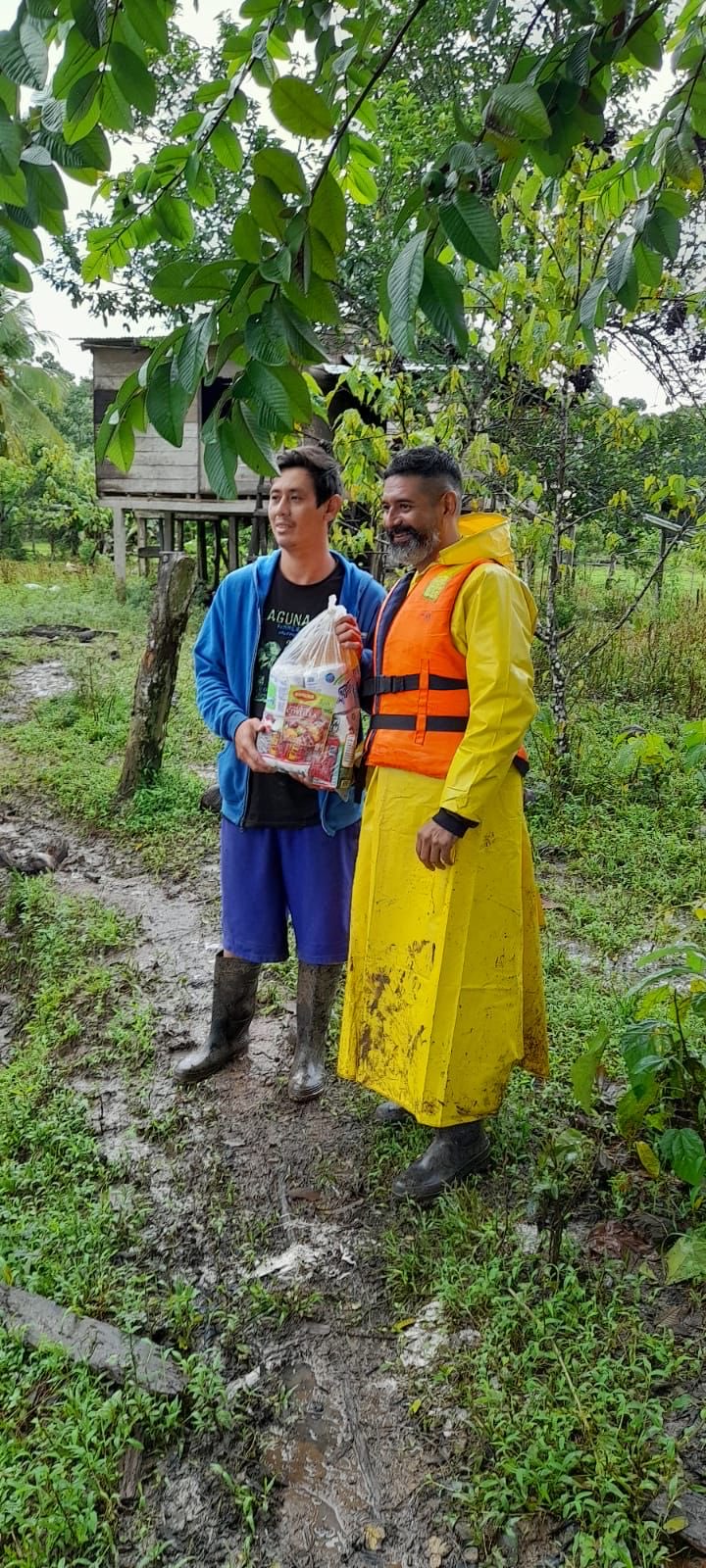 Repartiendo canastas de comida