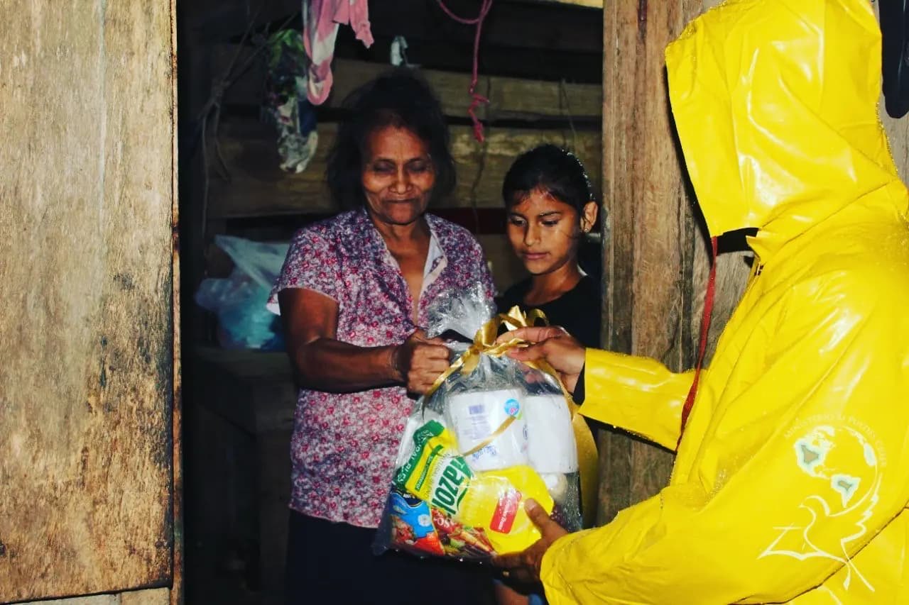 Repartiendo canastas de comida (Nicaragua)