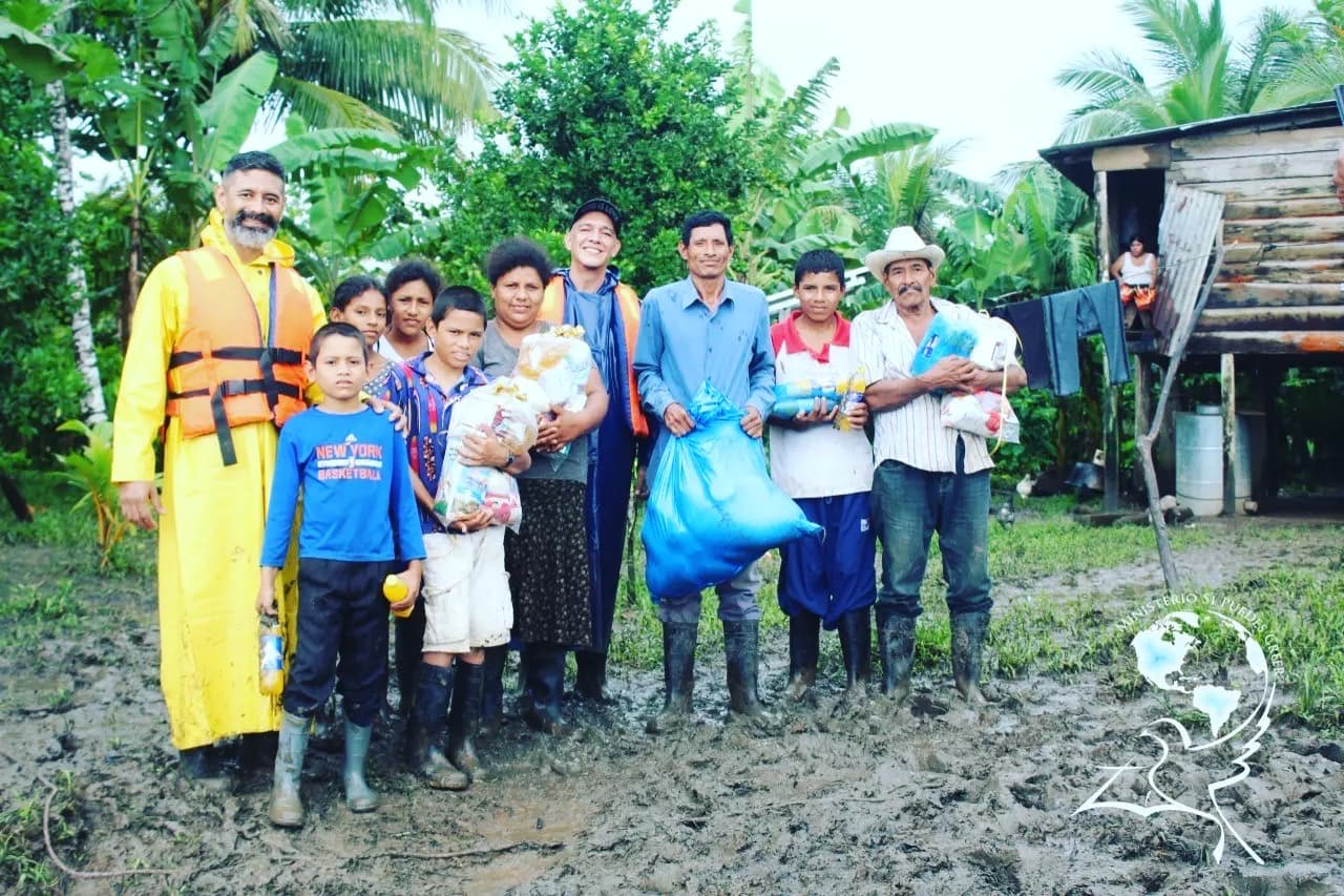 Repartiendo canastas de comida (Nicaragua)