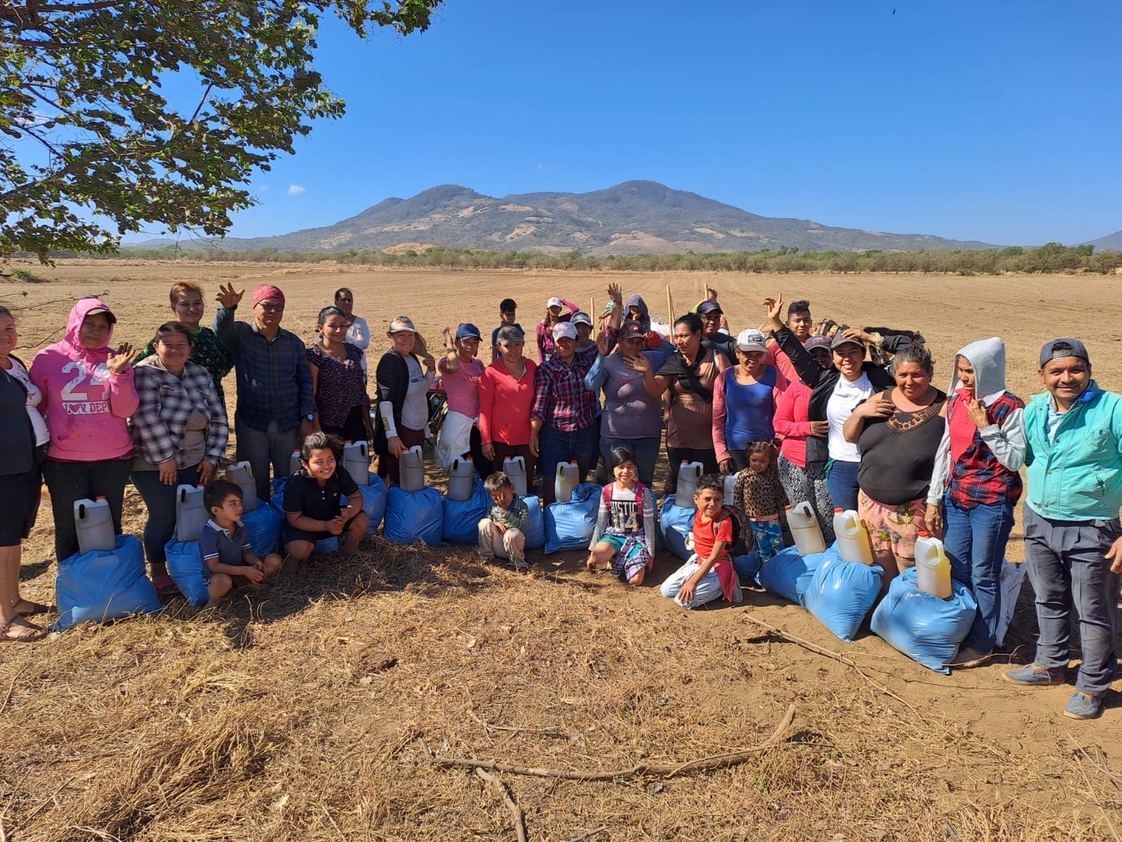 Repartiendo canastas de comida (Nicaragua)